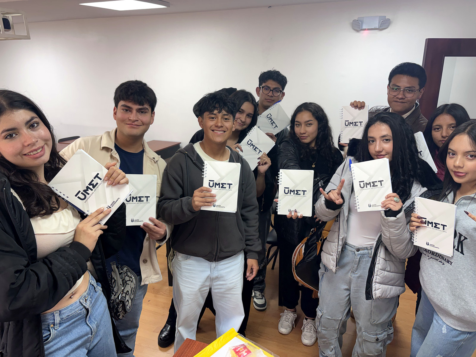 Estudiantes de ELECTI con los materiales entregados por la UMET