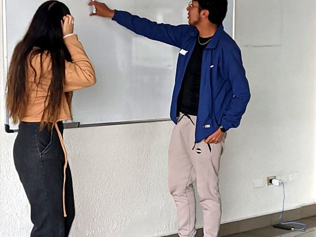 Estudiantes de ELECTI durante la fase Decidir