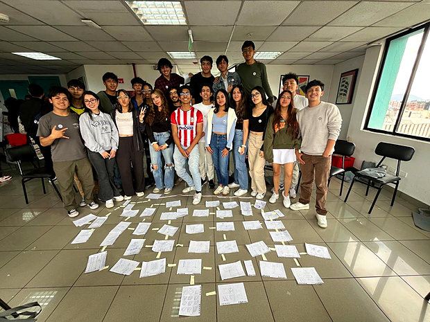 Estudiantes de ELECTI durante la fase Explorar